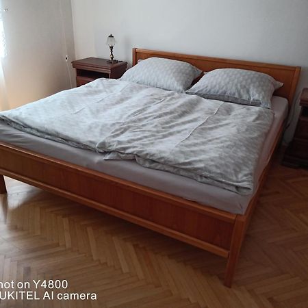 Byt - Apartman - Robotnicka Μπρατισλάβα Εξωτερικό φωτογραφία